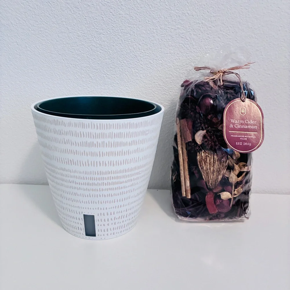 White 6“ Diameter Self-watering Plant Pot & Scented Filler Set/Bundle - Picture 1 of 7